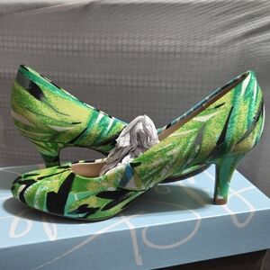 Life Stride Green Patterned Heels